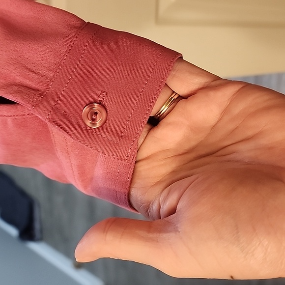 Beautiful button front shirt - Picture 5 of 6